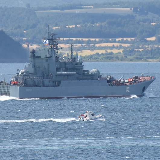 Rus savaş gemisi Çanakkale Boğazından geçti: Türk Sahil Güvenlik botları eşlik etti