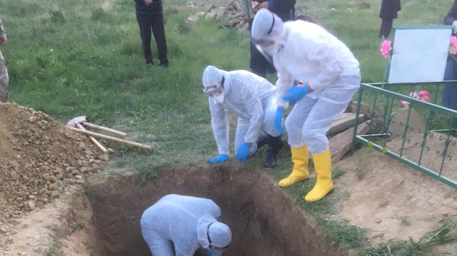 Gizli taziye çadırı nedeniyle koronavirüse yakalanan bir kişi hayatını kaybetti.