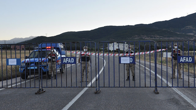 Kozdere Mahallesi'ne giriş çıkışlar, jandarma ekiplerinin kontrolünde sağlanıyor.