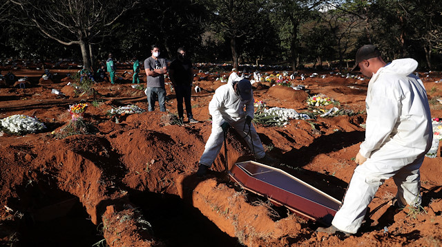 Brezilya'da kayıplar için toplu mezarlar kazıldı. 