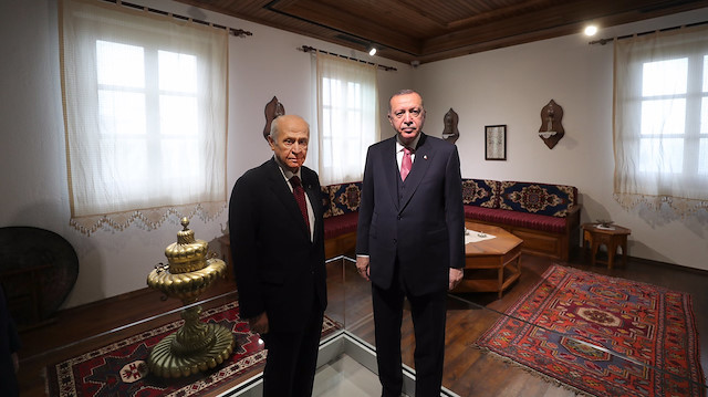 Cumhurbaşkanı Erdogan ve MHP lideri Devlet BAhçeli ile beraberindekiler, Demokrasi ve Özgürlükler Adası’na geldi.