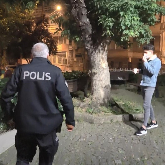 Polis bankta oturup kahve içen vatandaşları görünce şaşkınlığa uğradı