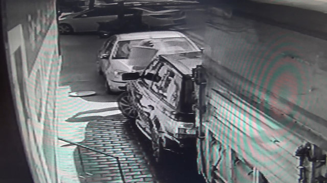 Evinin önünde araç yıkanmasına sinirlendi: Çöp kutusunu lüks cipin üzerine boşalttı