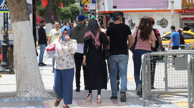 Malatya'da caddelerde dolaşan insanlar