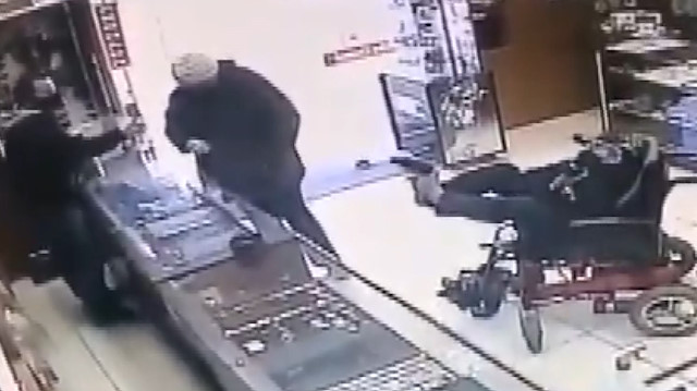 Beyin felci hastası genç ayağı ile çektiği oyuncak silahla soygun düzenledi