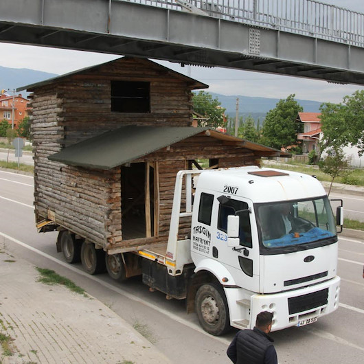 Ölen arkadaşının evini kamyonla 7 kilometre taşıdılar