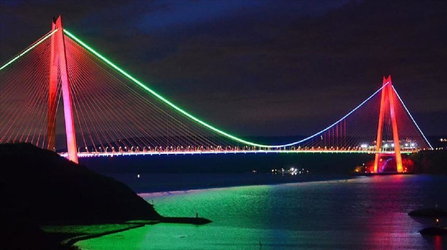 جسور إسطنبول تضيء بألوان علم أذربيجان