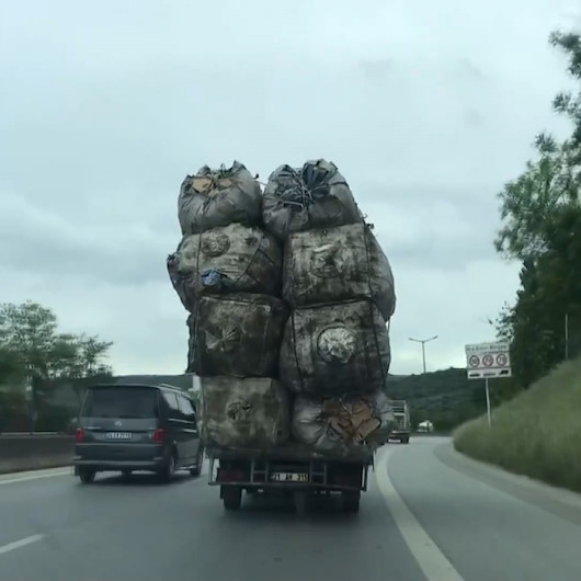 Yük sınırını aşan kamyonetin tehlikeli yolculuğu kamerada