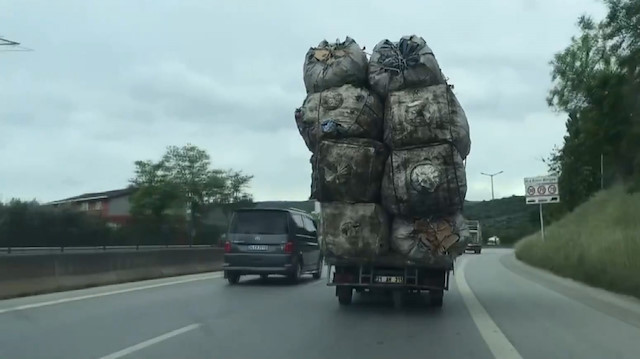 Yük sınırını aşan kamyonetin tehlikeli yolculuğu kamerada