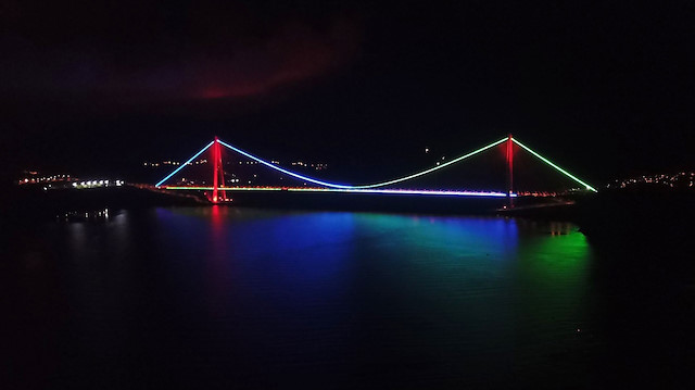 Galata Kulesi ile köprüler de Azerbaycan bayrağının renkleri ile aydınlatıldı. 