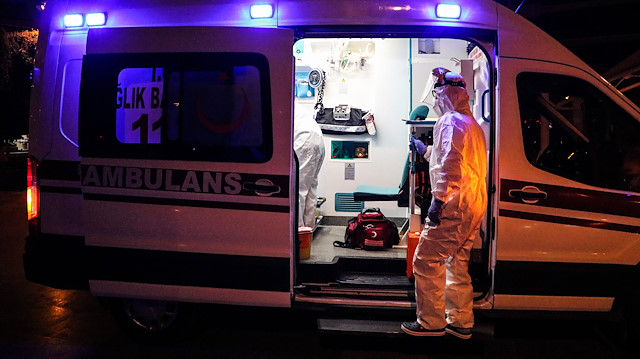 Doktor, yardımcı sağlık personeli ve ambulans şoföründen oluşan 3 kişilik ekip, 24 saat süren nöbetlerinde hem acil vakalara hem de koronavirüs belirtileri taşıyan hastalara müdahalede bulunuyor.