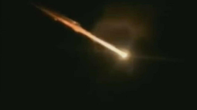 Yurdun birçok bölgesinde görülen meteor düşmesi heyecan oluşturdu.

