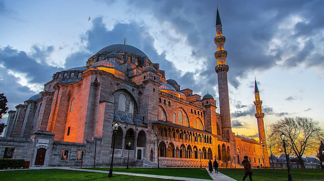 İstanbul'da yarın cuma namazı kılınacak camiler belli oldu