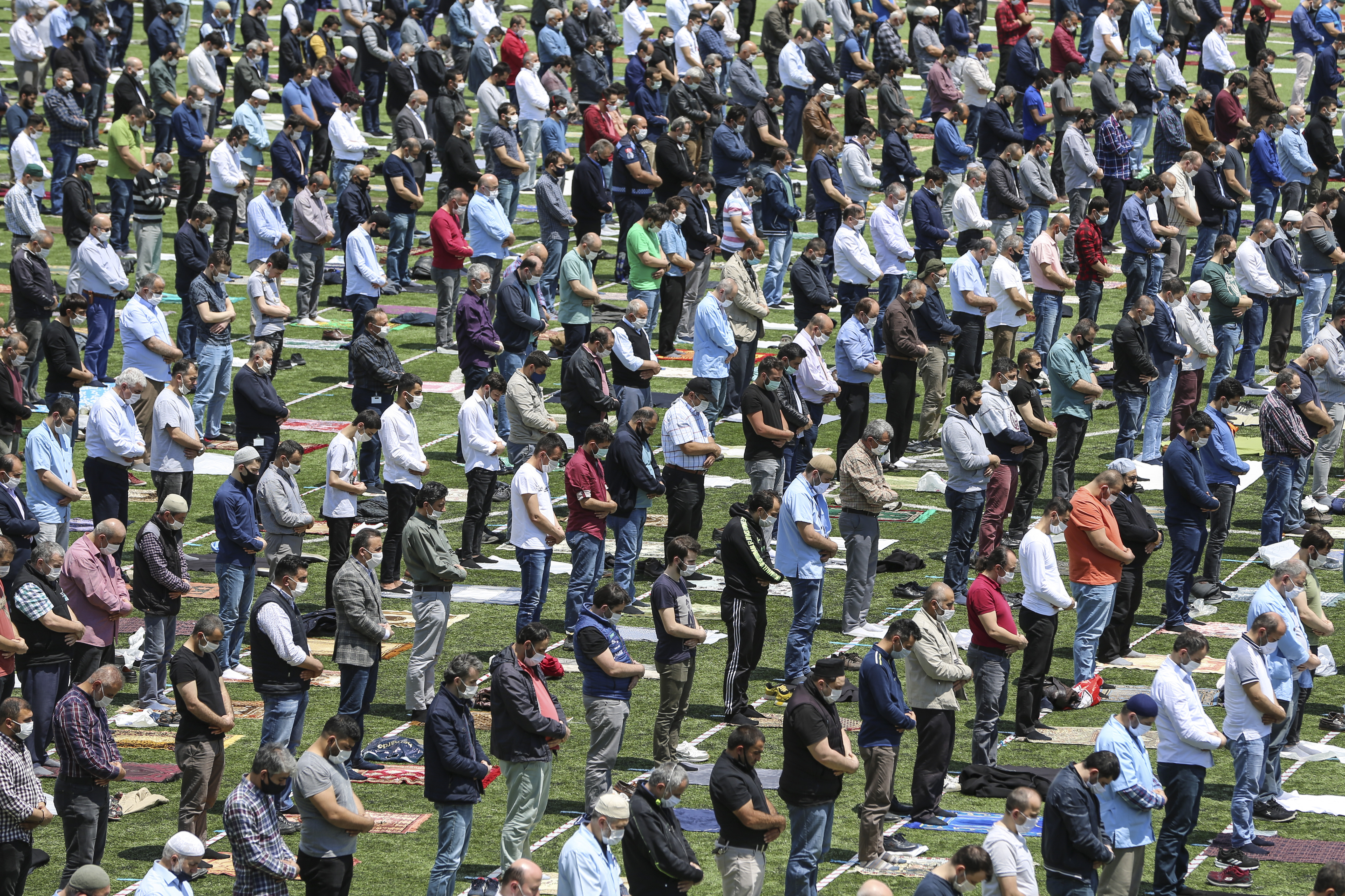 istanbul da dev stadyumda gunler sonra ilk cuma namazi yeni safak
