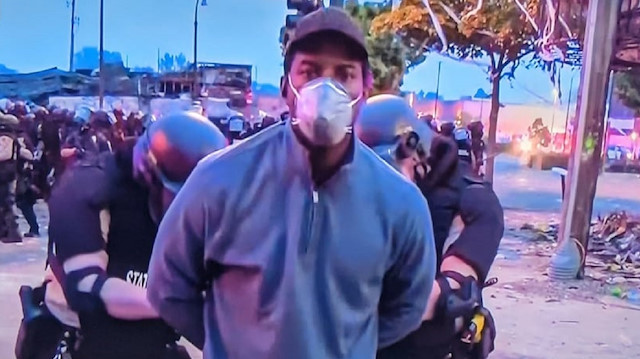 الشرطة الأمريكية تعتقل فريق "سي إن إن" أثناء تغطية احتجاجات "فلويد"