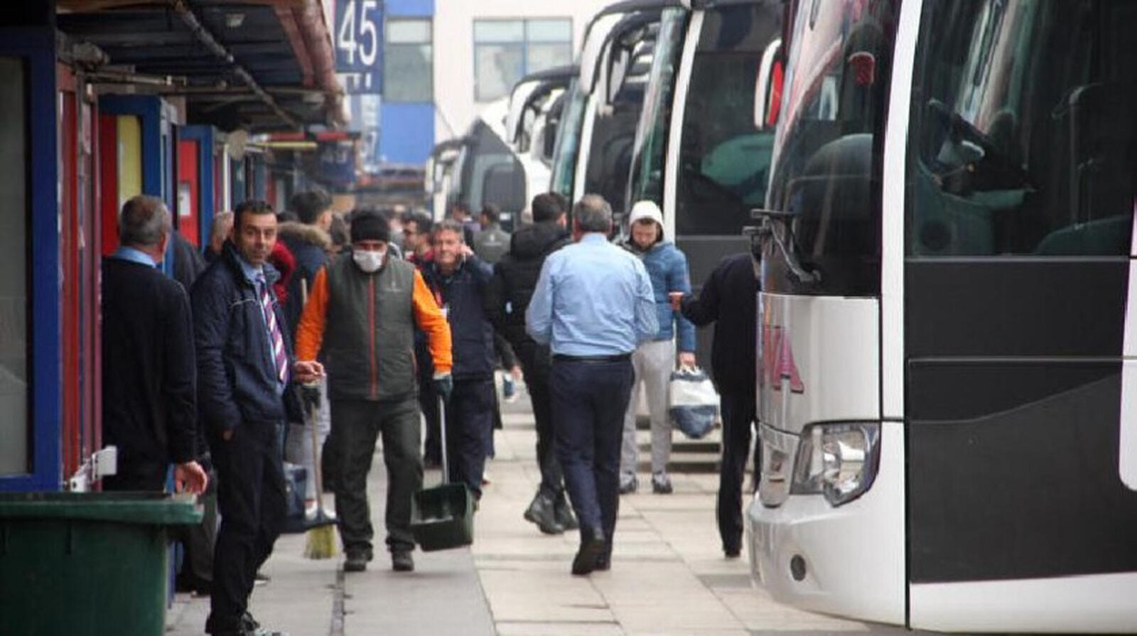 Otobüs firmaları yaşanacak yoğunluğa karşı aynı noktaya bir yerine iki araç birden kaldırıyor.