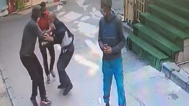 Bayram sabahı yaşlı adamın gasp edildiği anlar kamerada