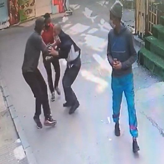Bayram sabahı yaşlı adamın gasp edildiği anlar kamerada