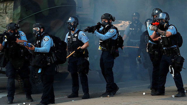 ABD polisinin göstericilere yönelik sert mücadelesi halen sürüyor.