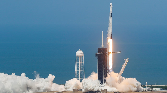 İlk insanlı test uzay yolculuğu, NASA ve SpaceX'in sosyal medya hesapları başta olmak üzere birçok Amerikan televizyon kanalı tarafından canlı yayınlandı.