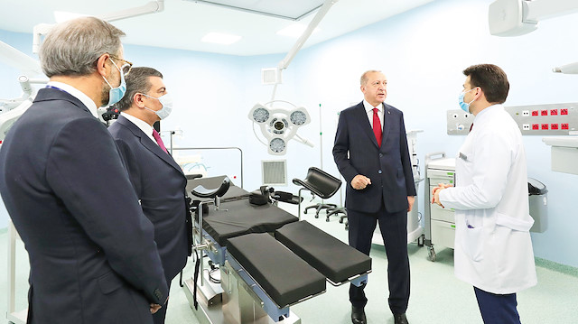 Cumhurbaşkanı Erdoğan ve beraberindeki heyet, Prof. Dr. Feriha Öz Acil Durum Hastanesi'nde incelemelerde bulundu.