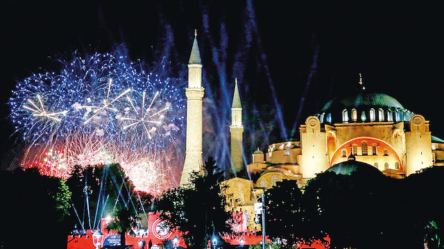 Ayasofya’nın önüne kurulan platformda surların yıkılışı ve fetih temalı ışık gösterisi yapıldı.