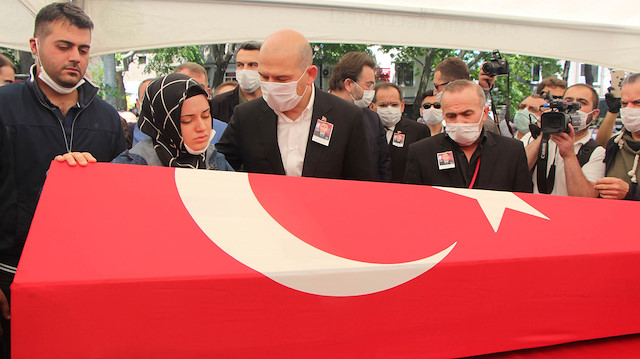 Şehit polis memuru Atakan Arslan'a veda: Soylu şehit Arslan'ın tabutunu omuzladı