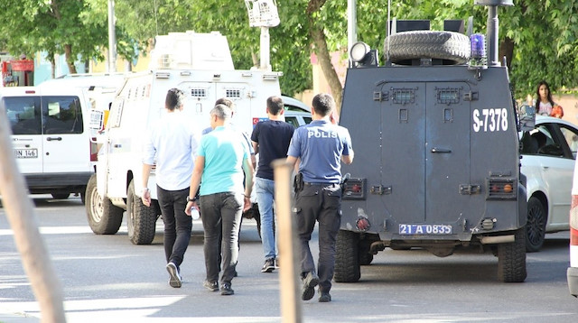 Diyarbakır’da saldırıya uğrayan polis Atakan Arslan şehit oldu.
