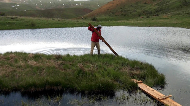 Arslan Demir, kalası kürek yaparak, gölün içinde tur attı.