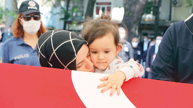 Şehidin kızı babasının tabutuna son kez dokundu.