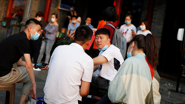 People wait to be seated outside a popular restaurant following the coronavirus disease (COVID-19) outbreak in Beijing, China May 29, 2020. REUTERS/Thomas Peter

