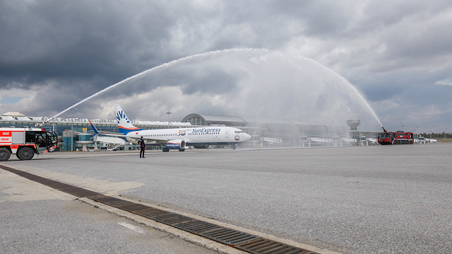 SunExpress, ilk uçuşlarına özel pistte su takı seremonisi düzenledi.