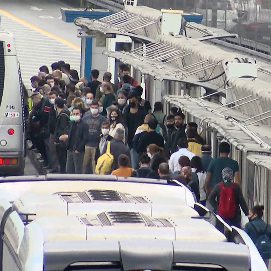 İstanbulda Yeni normal in ilk günü hem metrobüste hemde araç trafiğinde yoğunluk yaşandı
