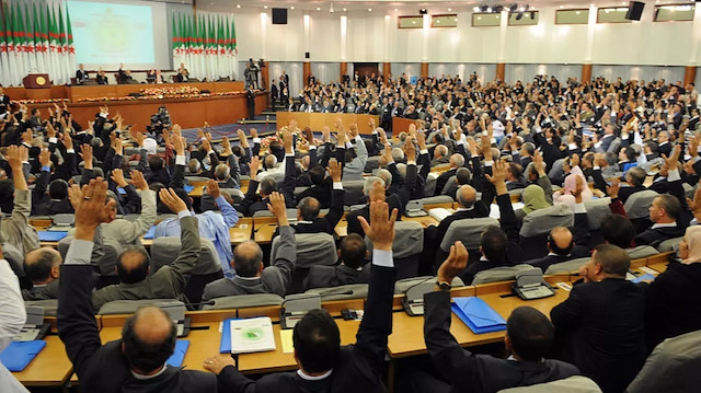 الجزائر تتقشف أكثر.. البرلمان يقر قانون موازنة تكميلي