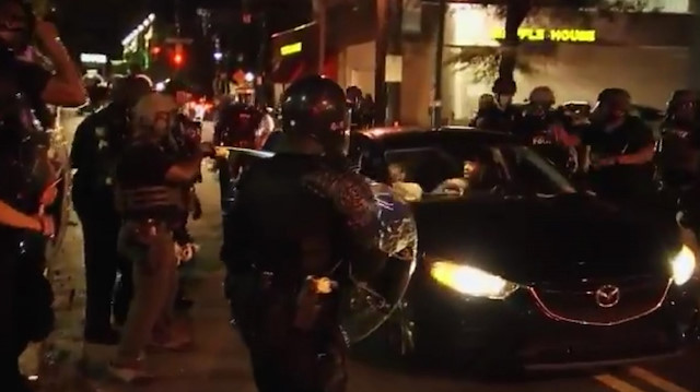 ABD'de polis protestoculara karşı şiddete başvuruyor.