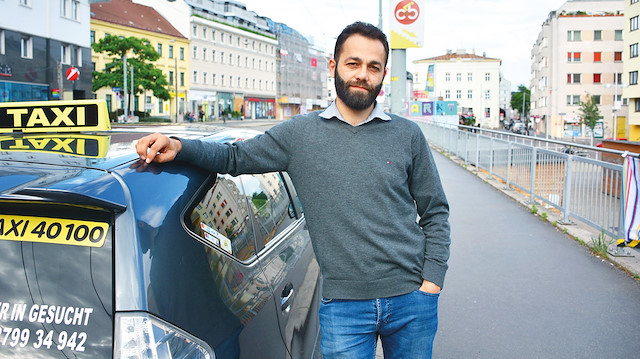 Beytullah Kedikli Viyana’da taksicilik yapıyor.