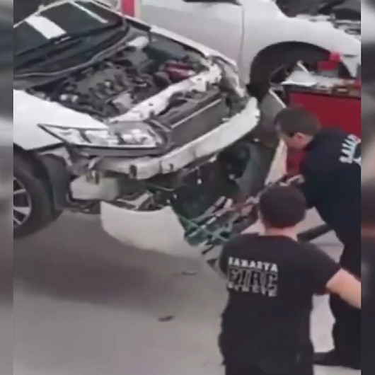 Motora giren yılan serviste tampon sökülerek çıkarıldı