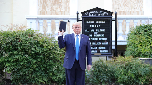 Trump elinde İncil ile kiliseye yürüdü. 