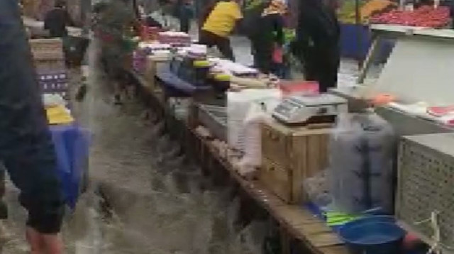 Arnavutköy'de semt pazarını su bastı