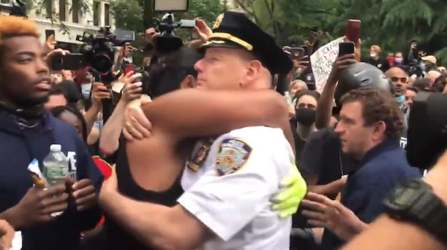 New York Polis Departmanı'nın Şefi Monahan, protestocularla el ele tutuşarak diz çöktü.