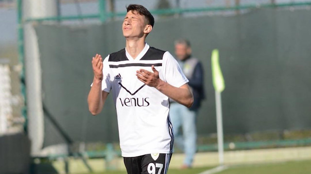 1.87 boyundaki Mehmet Uysal, futbola Manisa FK altyapısında başladı. 