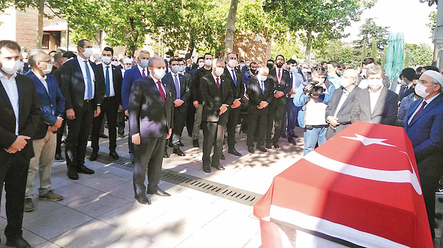 Ahmet Tekdal için dün ikindi namazını müteakip Hacı Bayram Veli Camii’nde cenaze töreni düzenlendi. 
