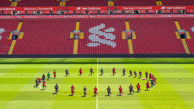 Liverpoollu futbolcular idman öncesinde ABD'de bir polis tarafından öldürülen George Floyd'u andı.