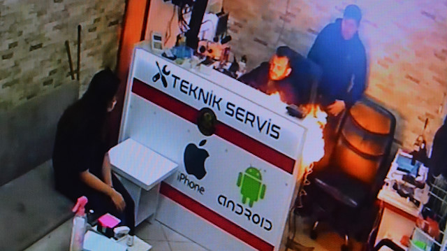 Manisa'da telefon bataryasının patlama anı kameraya yansıdı