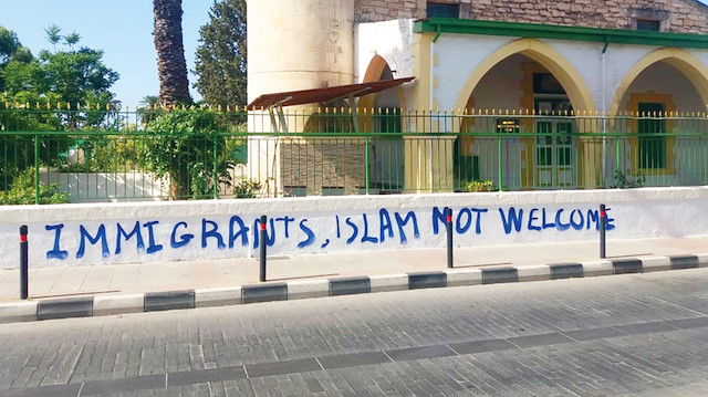Kimliği belirsiz Rumlar tarafından caminin duvarına da İslam karşıtı yazılar yazıldı.