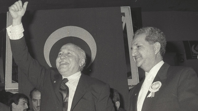 Kapatılan Refah Partisi'nin kurucu üyesi ve eski Genel Başkanı Ahmet Tekdal(sağda), Ankara'da tedavi gördüğü hastanede 89 yaşında hayatını kaybetti. Tekdal, Refah Partisi (RP) tarafından 21 Ocak 1990'da Milli Görüşün 20. yılı toplantısına katılarak genel başkan Necmettin Erbakan ile partilileri selamladı. (Arşiv)