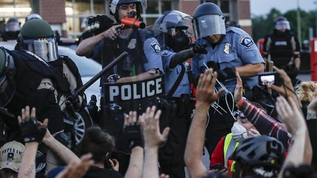 Polis gösterici ve gazetecilere sert müdahalede bulunuyor.