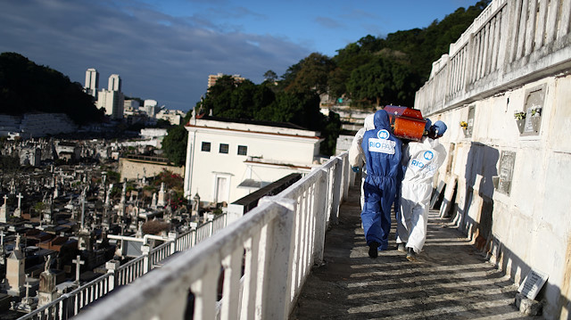 File photo: Gravediggers wearing protective suits carry the coffin of Andre Wendel, who died from the coronavirus disease (COVID-19), at the Sao Joao Batista cemetery in Rio de Janeiro, Brazil May 28, 2020. 