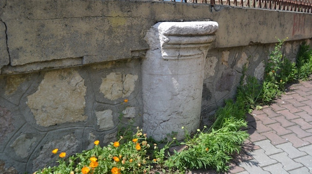 Tarihi taş Aslahaddin Cami’nin çevreleyen duvarının inşaatında kullanıldı. 
