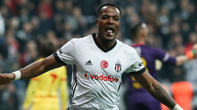 Beşiktaş Larin'i, 15 Ocak 2018 tarihinde Orlando City'den 1.85 milyon euro karşılığında transfer etmişti.